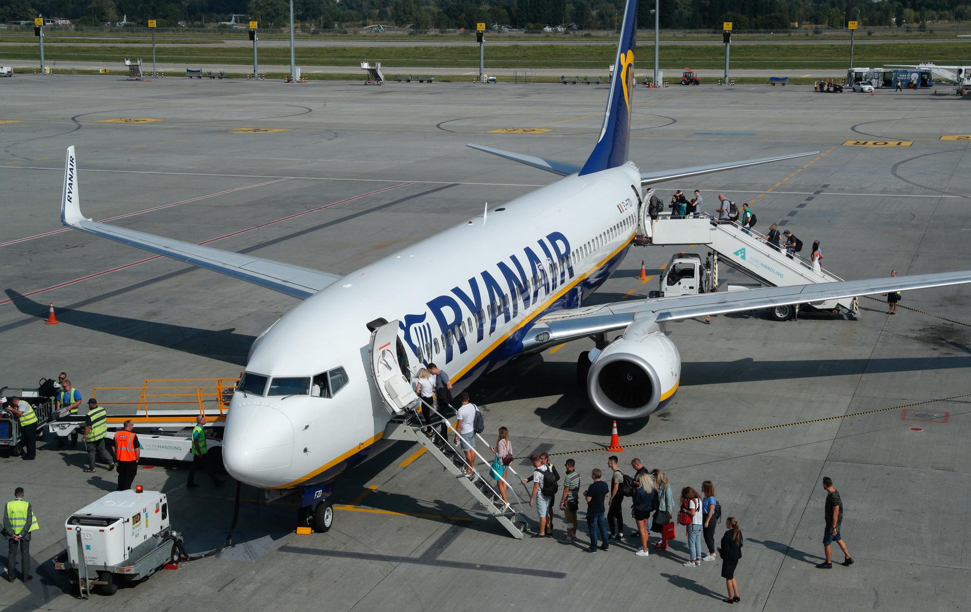 Imagen de archivo de un avión de Ryanair. EPA/SERGEY DOLZHENKO