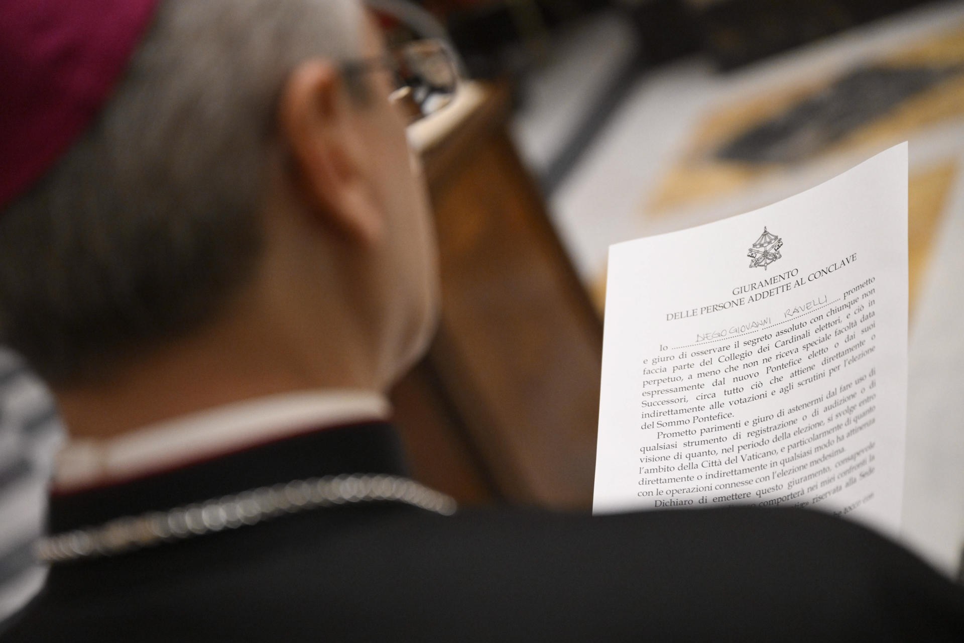 Todo el personal, eclesiástico o laico, desde los ceremonieros a los ascensoristas, que estarán vinculados en la organización del cónclave para elegir al nuevo papa, prestarán este lunes juramento para guardar absoluto secreto de todo lo que ocurra. Todas las personas que participarán en el cónclave a partir del día 7, aprobadas por el cardenal camarlengo y los tres cardenales asistentes, de acuerdo con la Constitución Apostólica Universi Dominici Gregis, deberán prestar y firmar el juramento a las 17.00 horas (15.00 GMT) en la Capilla Paulina.EFE/Estado Vaticano/Simone Risoluti ***SOLO USO EDITORIAL/SOLO DISPONIBLE PARA ILUSTRAR LA NOTICIA QUE ACOMPAÑA (CRÉDITO OBLIGATORIO)***