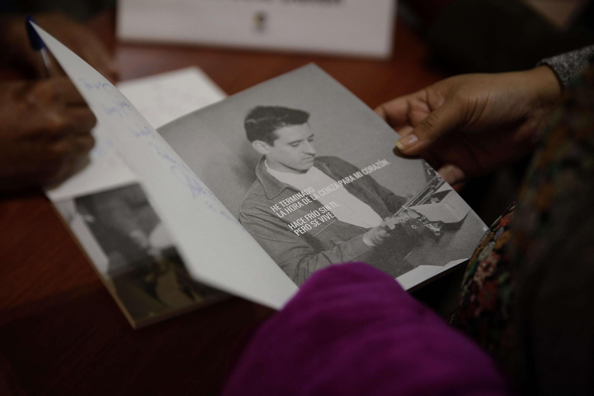 Fotografía de archivo donde aparece retrato del poeta Roque Dalton. EFE/Rodrigo Sura.