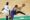 El pívot de Knicks, Karl-Anthony Towns (d), se apodera del balón con una acrobática maniobra que deja fuera de curso al escolta de Celtics, Jrue Holiday (i) durante el partido en Boston que ganaron este lunes los visitantes por 105-108 y que les deja una ventaja por 0-1 en las semifinales del Este de la NBA. EFE/EPA/CJ GUNTHER