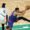 El pívot de Knicks, Karl-Anthony Towns (d), se apodera del balón con una acrobática maniobra que deja fuera de curso al escolta de Celtics, Jrue Holiday (i) durante el partido en Boston que ganaron este lunes los visitantes por 105-108 y que les deja una ventaja por 0-1 en las semifinales del Este de la NBA. EFE/EPA/CJ GUNTHER
