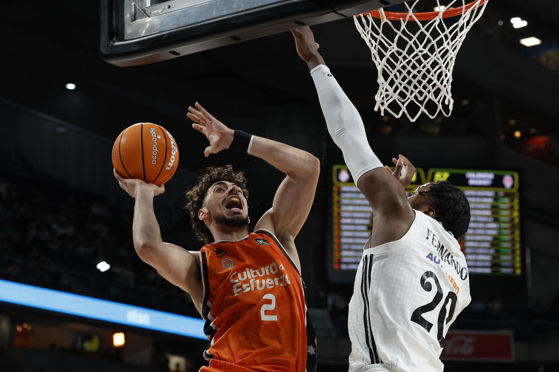 Imagen de archivo del base del Valencia Josep Puerto (i) en la que entra a canasta ante el alero angolés del Real Madrid Bruno Fernando durante un encuentro correspondiente a la jornada 30 de Liga Endesa disputado entre el Real Madrid y el Valencia Basket en el Movistar Arena de Madrid. EFE/ Juan Carlos Hidalgo