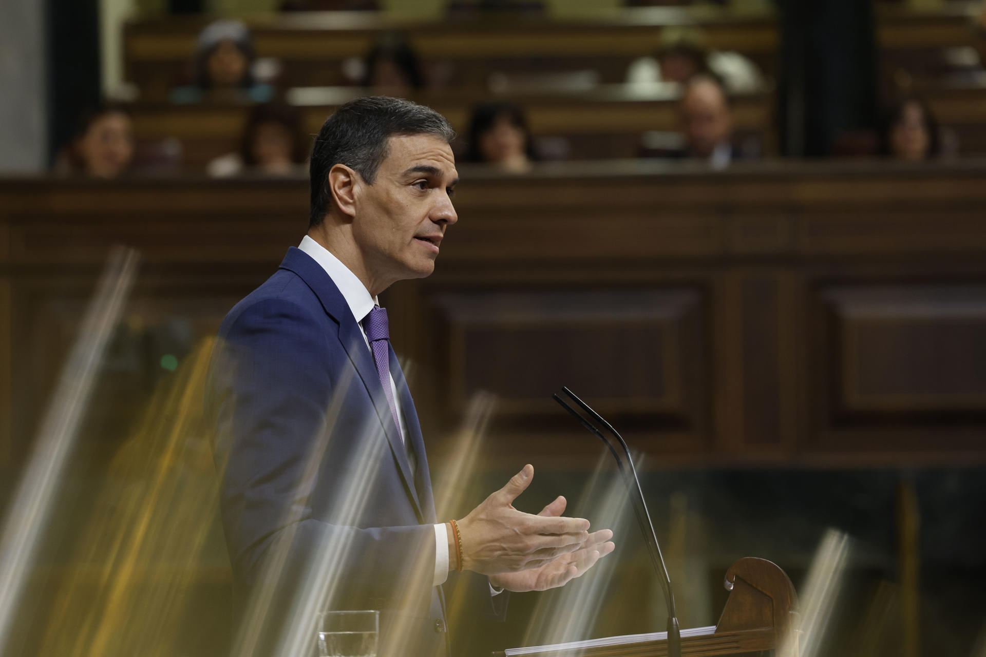 El presidente del Gobierno, Pedro Sánchez, comparece este miércoles ante el Pleno del Congreso para informar del plan de defensa y del apagón masivo del 28 de abril en un ambiente muy crispado y entre incesantes ataques de la oposición al jefe del Ejecutivo, al que también reprochan casos de corrupción, caos ferroviario y falta de apoyos parlamentarios. EFE/ J.J. Guillén