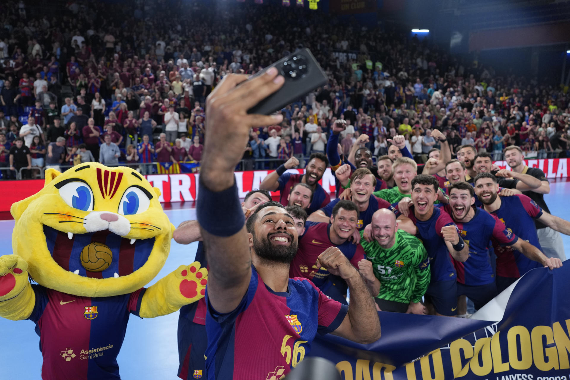 Los jugadores del FC Barcelona celebran su victoria a la finalización del encuentro de vuelta de los play off de la EHF que disputan hoy jueves FC Barcelona y OTP Bank Pick Szeged en el Palau Blaugrana, en Barcelona. EFE / Alejandro García.