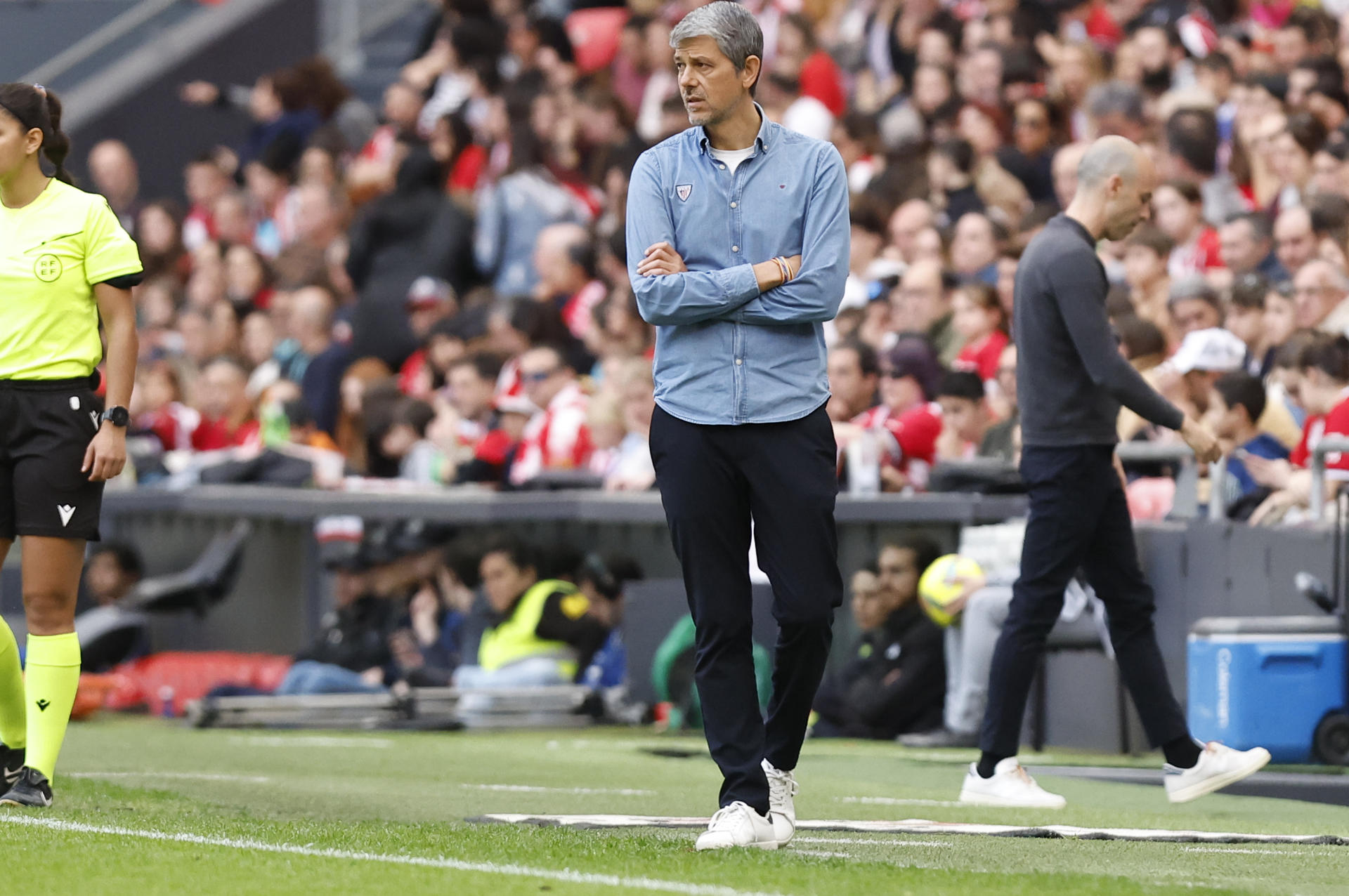 David Aznar, entrenador del Athletic las dos últimas temporadas, durante un partido de la Liga F en San Mamés. EFE/Miguel Toña
