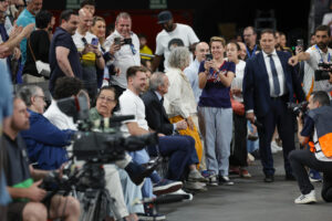 El presidente del Real Madrid, Florentino Pérez (c), asiste este domingo junto al jugador de Los Ángeles Lakers Lika Doncic, al partido de la Liga Endesa de baloncesto, entre el Real Madrid y el Granada, en la capital española. EFE/ Zipi