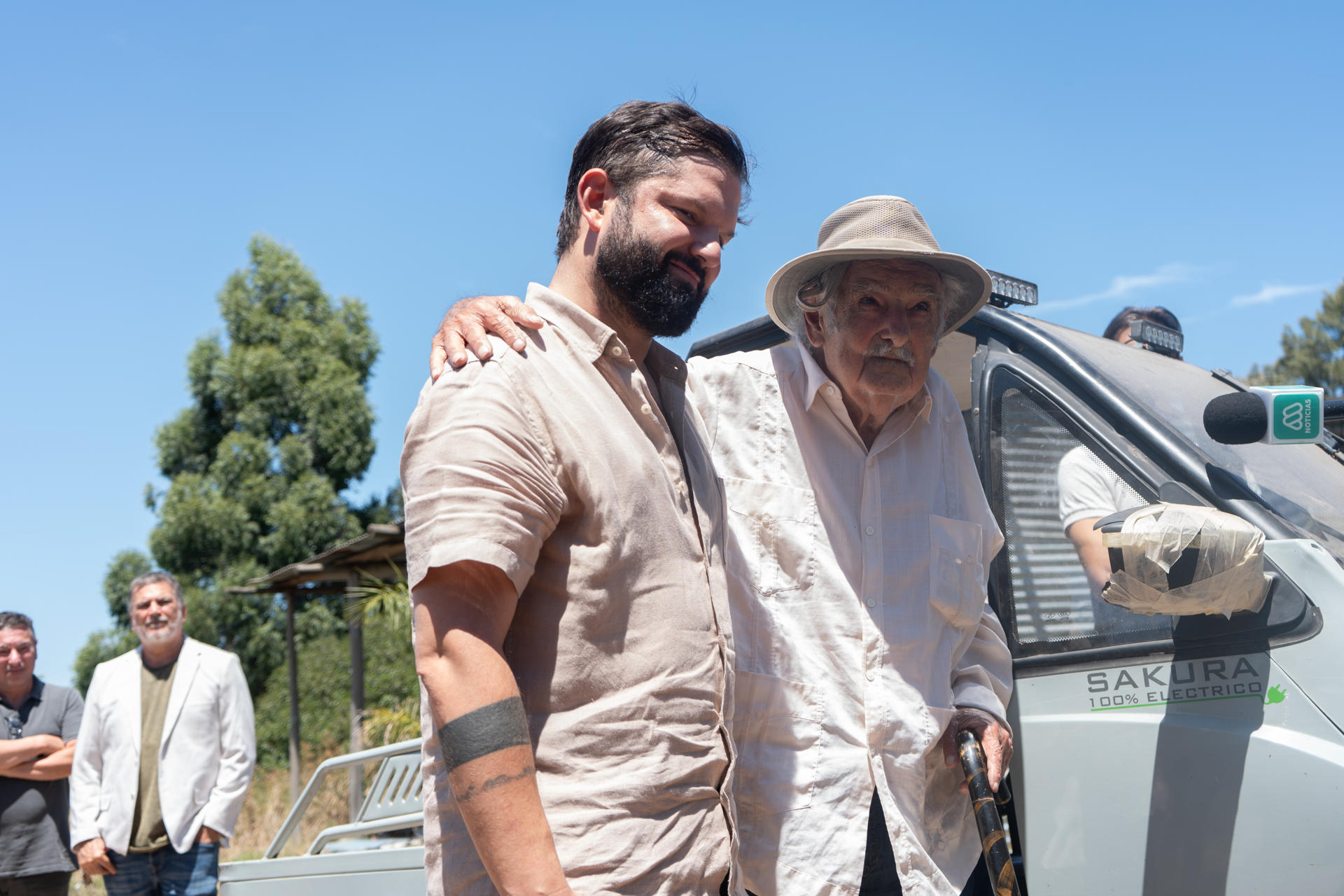 Fotografía de archivo del expresidente de Uruguay José Mujica (d) y el presidente de Chile, Gabriel Boric, en Montevideo (Uruguay). EFE/ Sofía Torres
