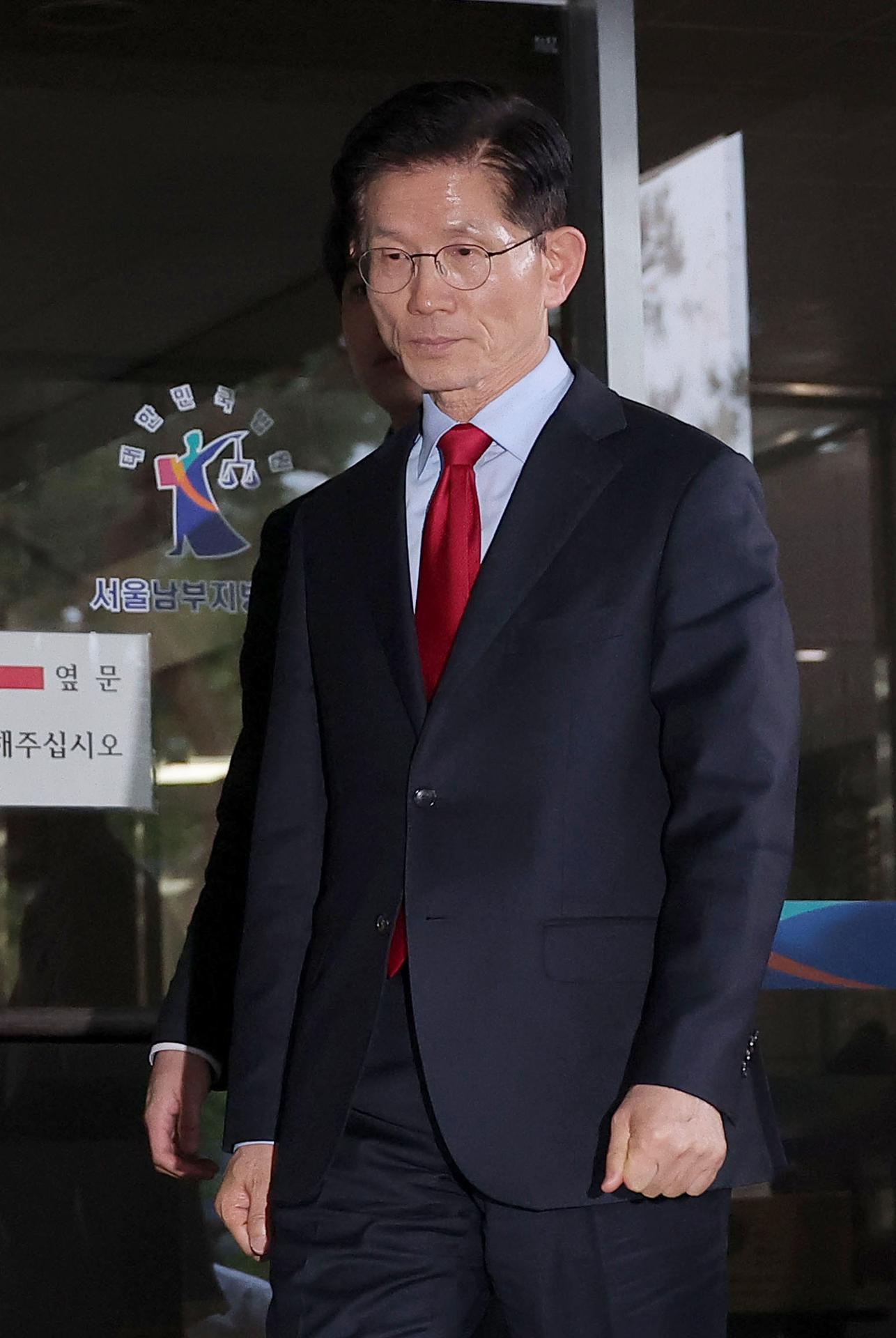 El candidato presidencial del Partido del Poder Popular, Kim Moon-soo, sale del Tribunal del Distrito Sur de Seúl en Seúl, Corea del Sur, el 10 de mayo de 2025. EFE/EPA/Yonhap