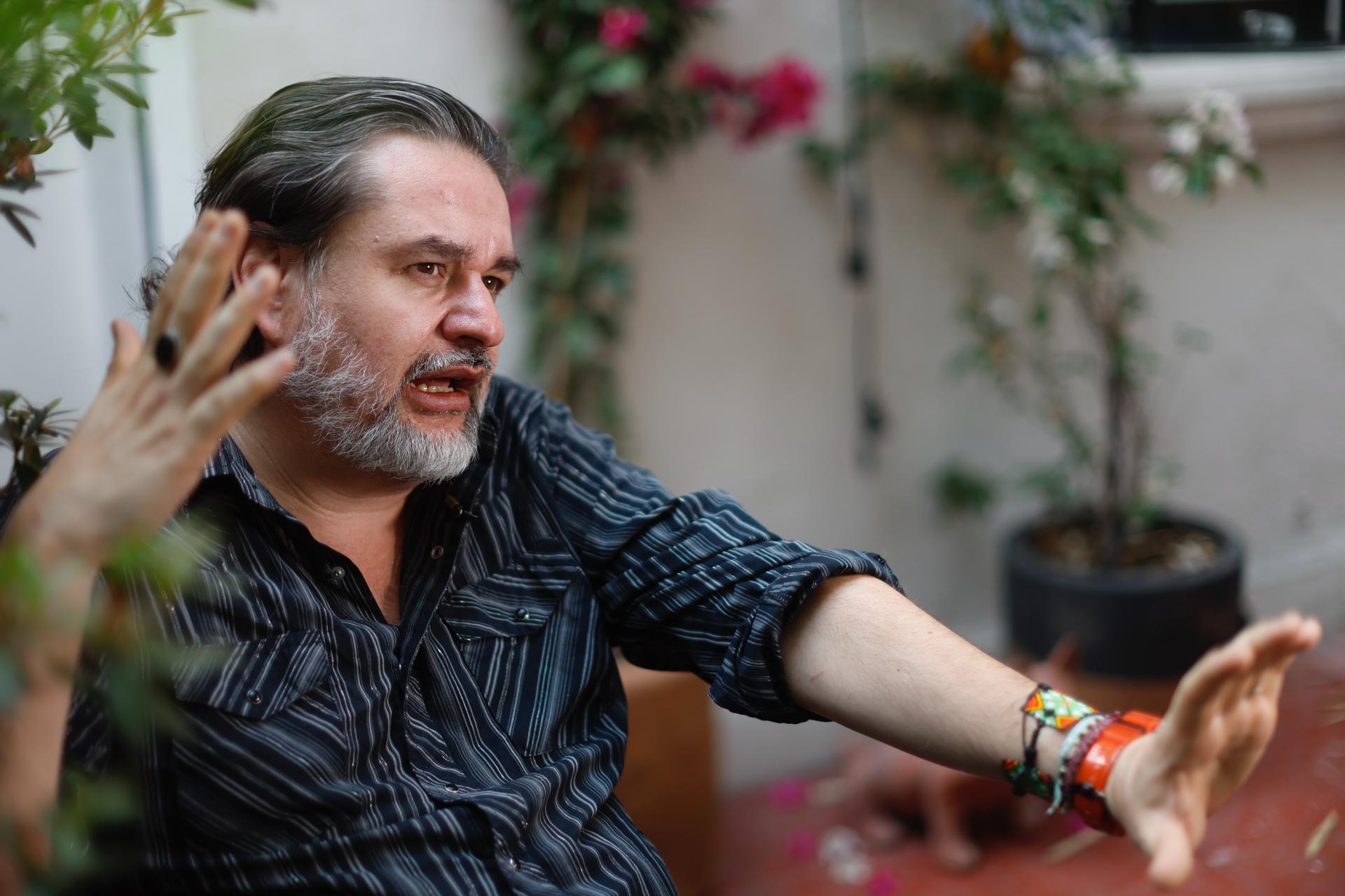 El periodista mexicano Diego Enrique Osorno habla durante una entrevista con EFE este viernes, en Ciudad de México (México). EFE/ Sáshenka Gutiérrez