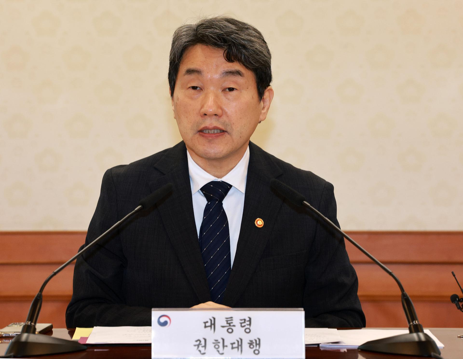 El presidente interino y viceprimer ministro de Corea del Sur, Lee Ju-ho, habla durante una reunión de emergencia del Consejo de Seguridad Nacional en el complejo gubernamental en Seúl, Corea del Sur, el 2 de mayo de 2025. EFE/EPA/YONHAP / POOL SOUTH KOREA OUT