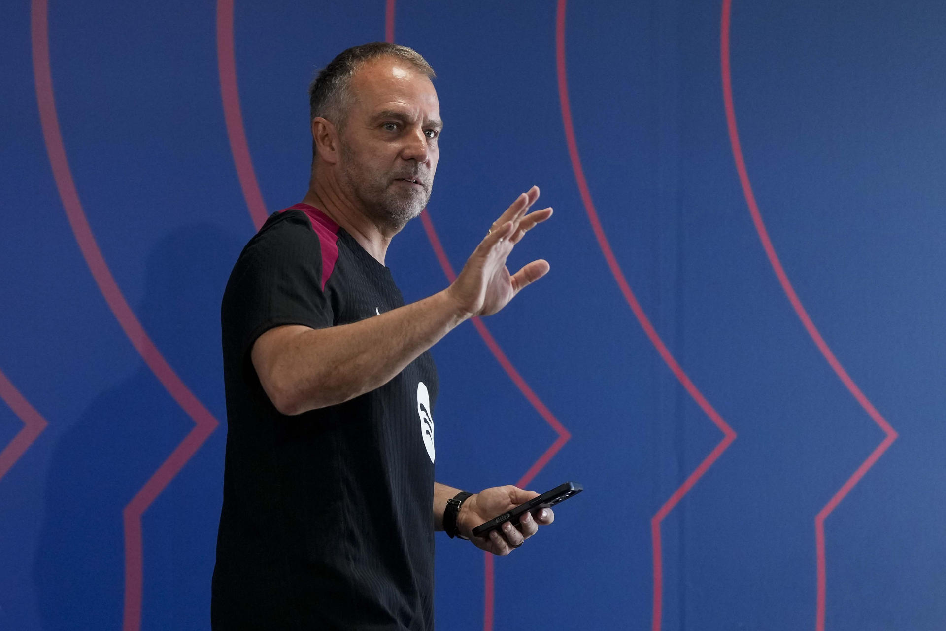 El entrenador del FC Barcelona, Hansi Flick, ofrece una rueda de prensa después del entrenamiento a puertas abiertas en la Ciutat Esportiva Joan Gamper en Sant Joan Despí (Barcelona). EFE/ Enric Fontcuberta