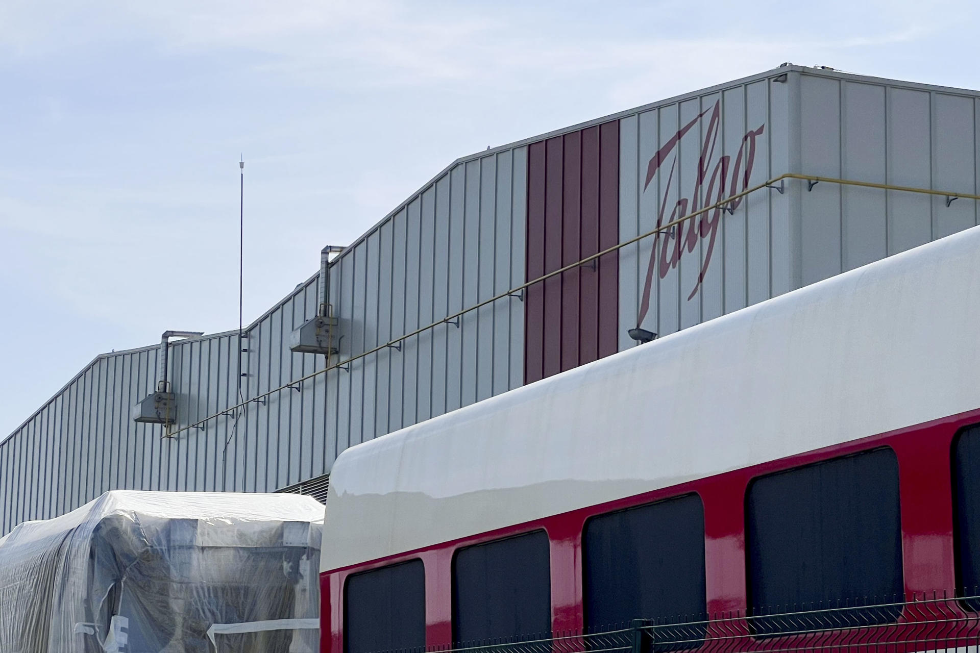 Un tren Talgo en la fabrica de montaje de la localidad alavesa de Rivabellosa. EFE/ Adrián Ruiz De Hierro