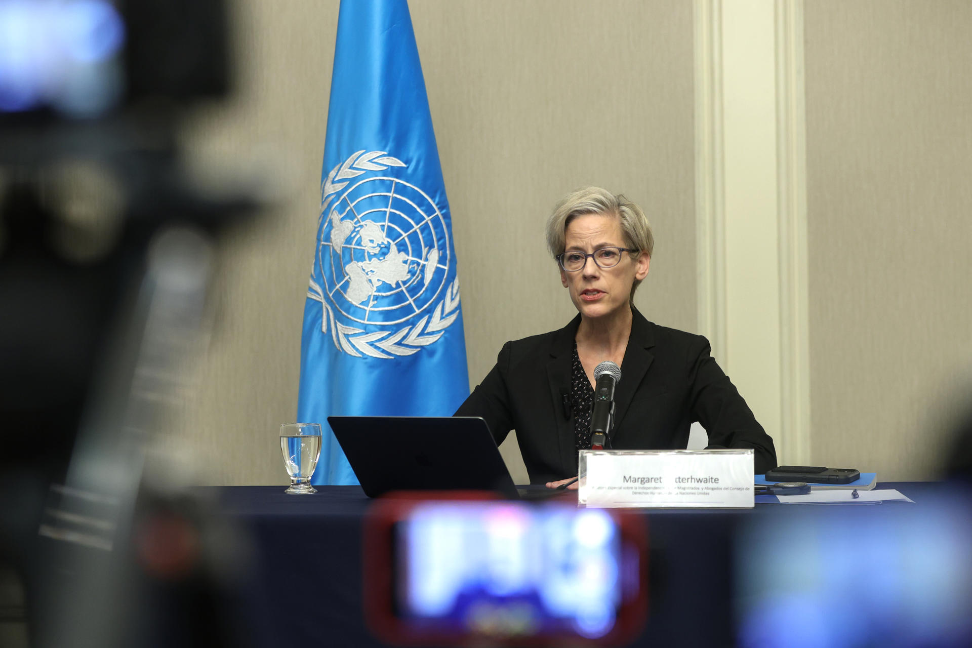 La relatora especial de las Naciones Unidas sobre la Independencia de Magistrados y Abogados, Margaret Satterthwaite, habla durante una rueda de prensa este viernes en Ciudad de Guatemala (Guatemala). EFE/ Mariano Macz