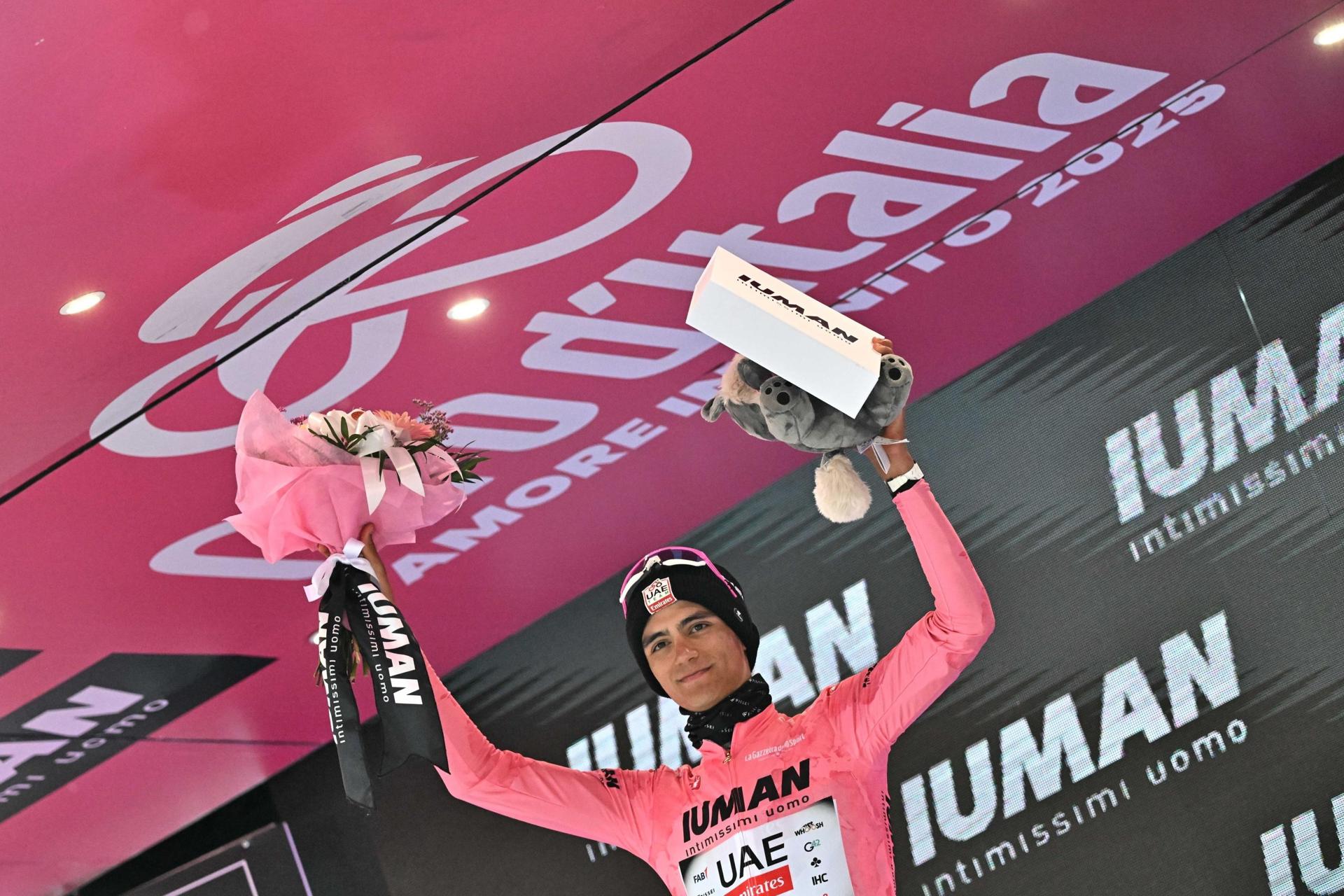 Isaac Del Toro, en el podio del Giro de Italia tras la etapa de este jueves. EFE/EPA/LUCA ZENNARO