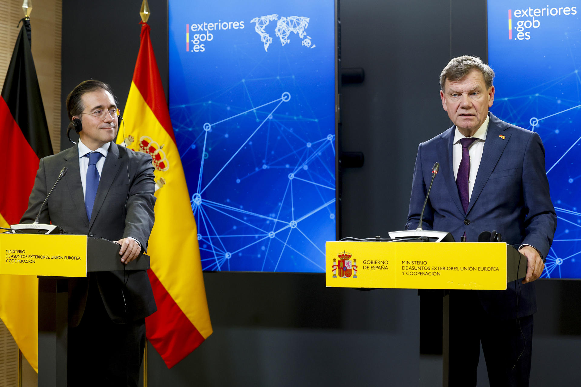 El ministro de Asuntos Exteriores, Unión Europea y Cooperación, José Manuel Albares (i) y su homólogo alemán, Johann David Wadephul (d) durante la rueda de prensa tras el encuentro celebrado en el Palacio de Viana en Madrid este lunes. EFE/ JP Gandul
