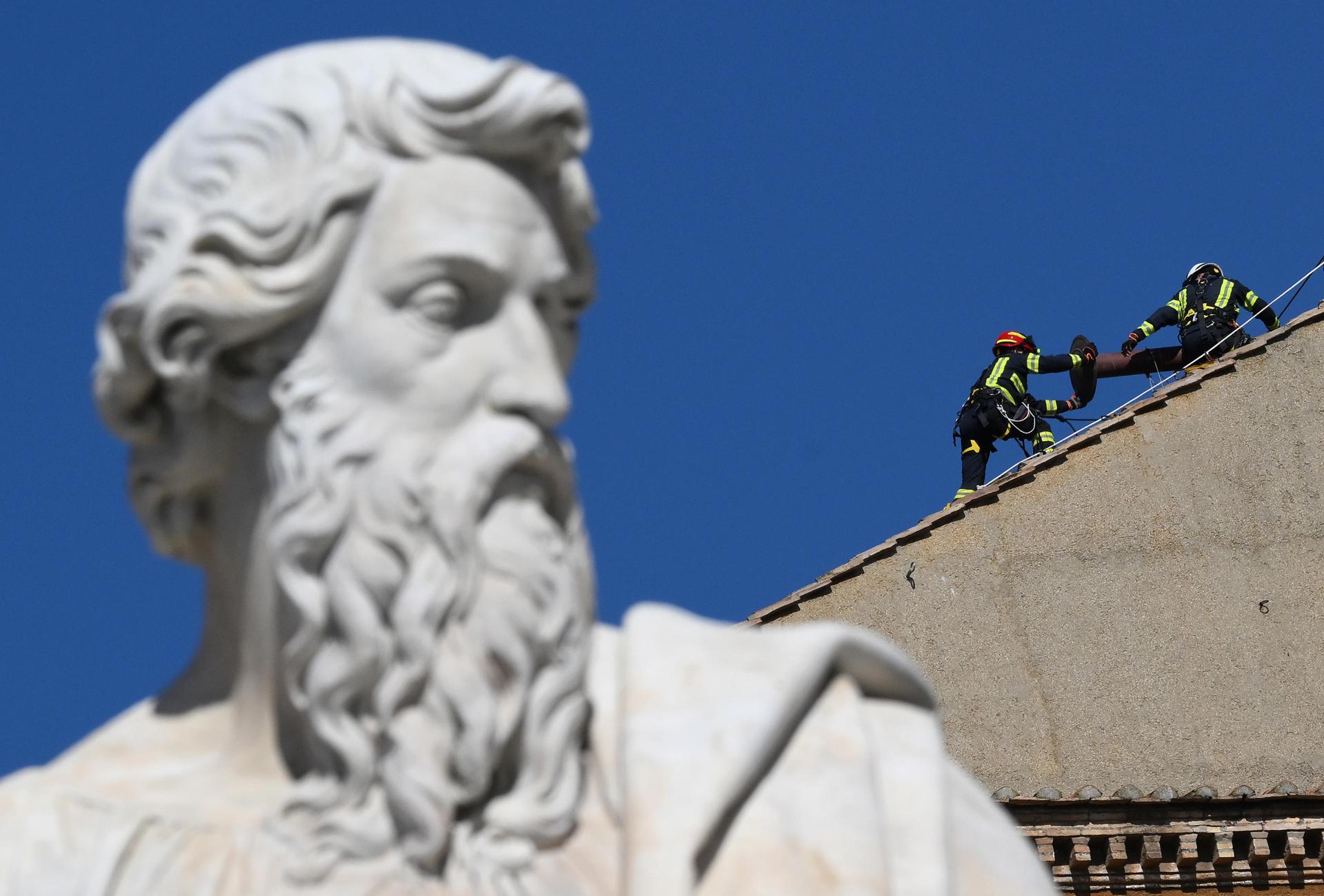 Los bomberos instalaron este viernes la chimenea en el techo de la Capilla Sixtina del Vaticano con motivo del cónclave, que se iniciará el 7 de mayo, para elegir al nuevo papa y por el que saldrá el humo negro o blanco que anunciará el resultado de las votaciones de los cardenales. EFE/EPA/ETTORE FERRARI