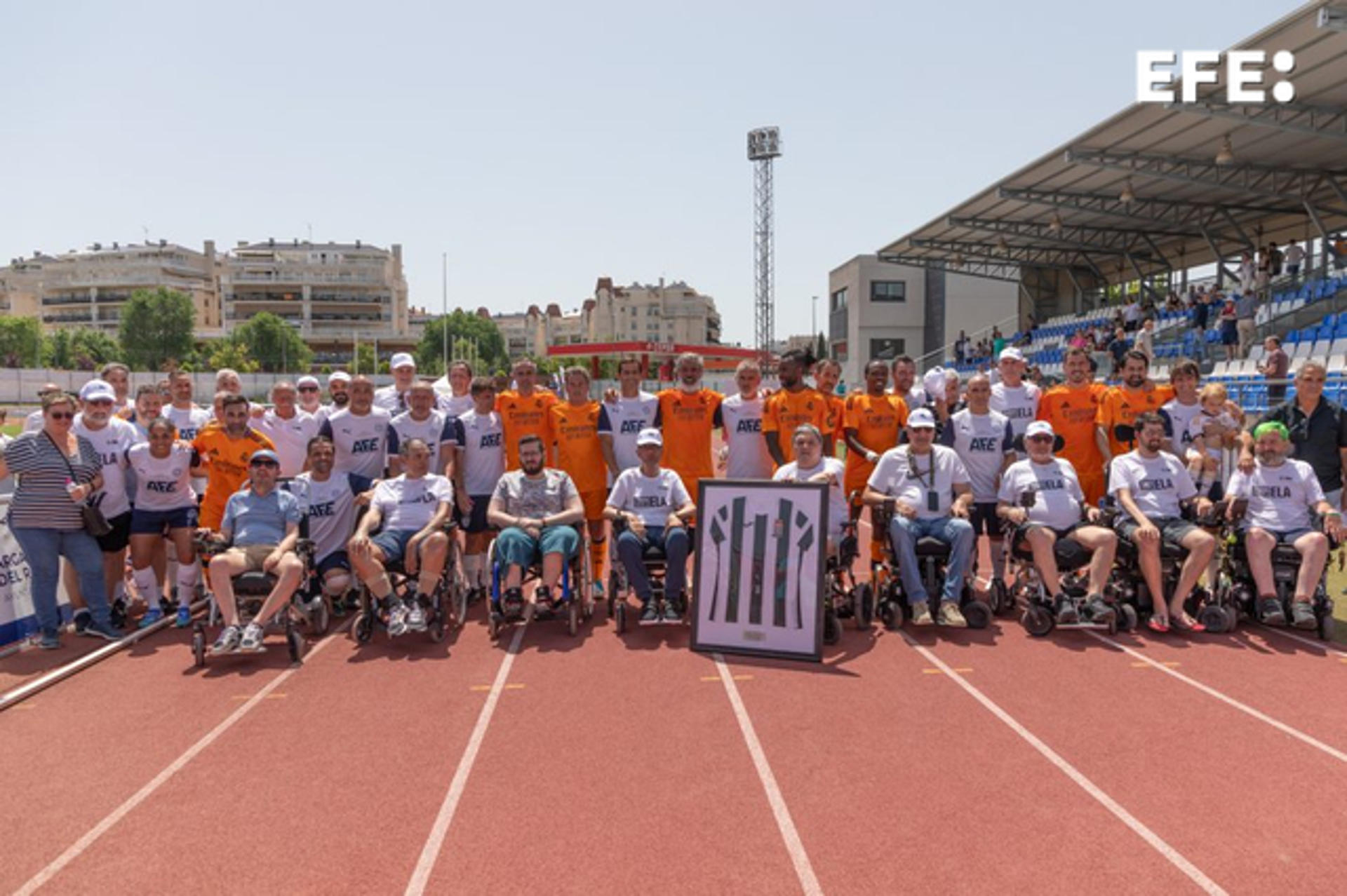 La SelecciÛn AFE Veteranos y la Asociación de Exjugadores del Real Madrid se han unido en el ëPartido benéfico a favor de la lucha contra la ELA para rendir un sentido homenaje a nuestro compañero Paco PÈrez Durán. .-EFE/ Afe