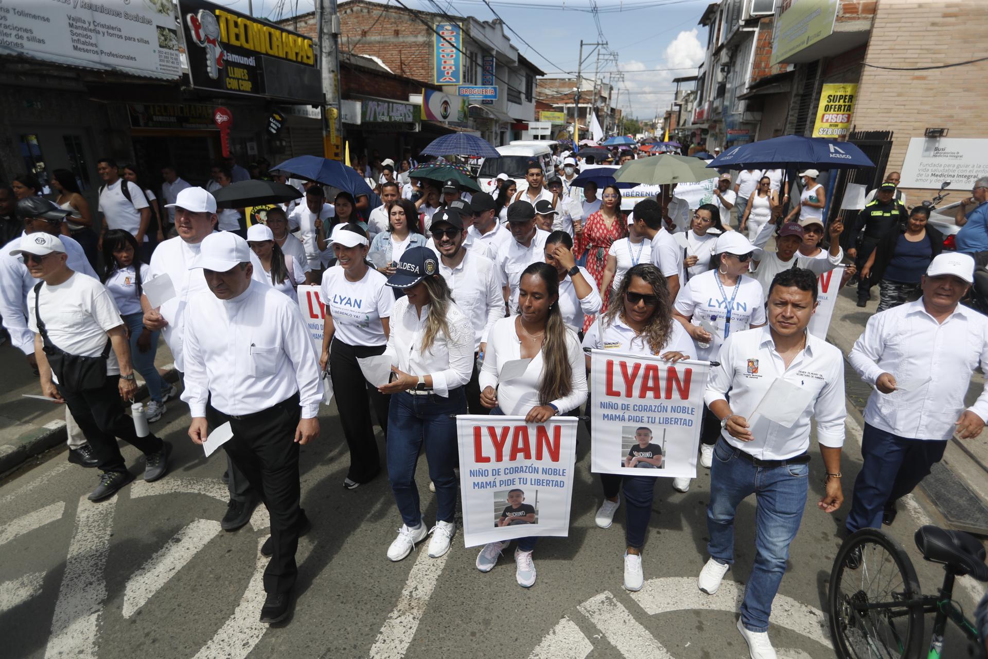 Personas se manifiestan este lunes durante una marcha solicitando la libertad del niño Lyan Hortúa, quien fue secuestrado el pasado 3 de mayo en zona rural de Jamundí (Colombia). EFE/Ernesto Guzmán