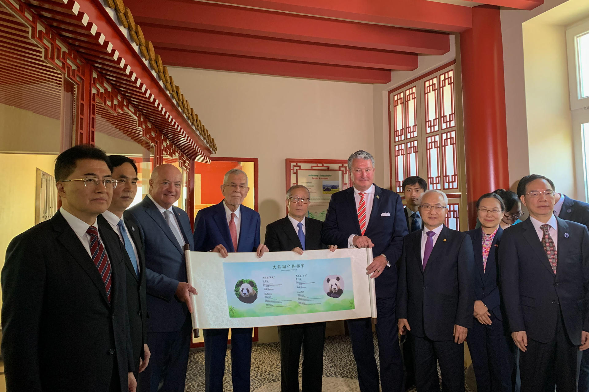 El zoológico Schönbrunn de Viena celebró este miércoles, en presencia de la cúpula del Estado y de Gobierno de Austria y de un alto representante chino, la llegada de dos pandas gigantes procedentes de China, que vivirán en estas instalaciones durante los próximos diez años. EFE/ Olatz Castrillo