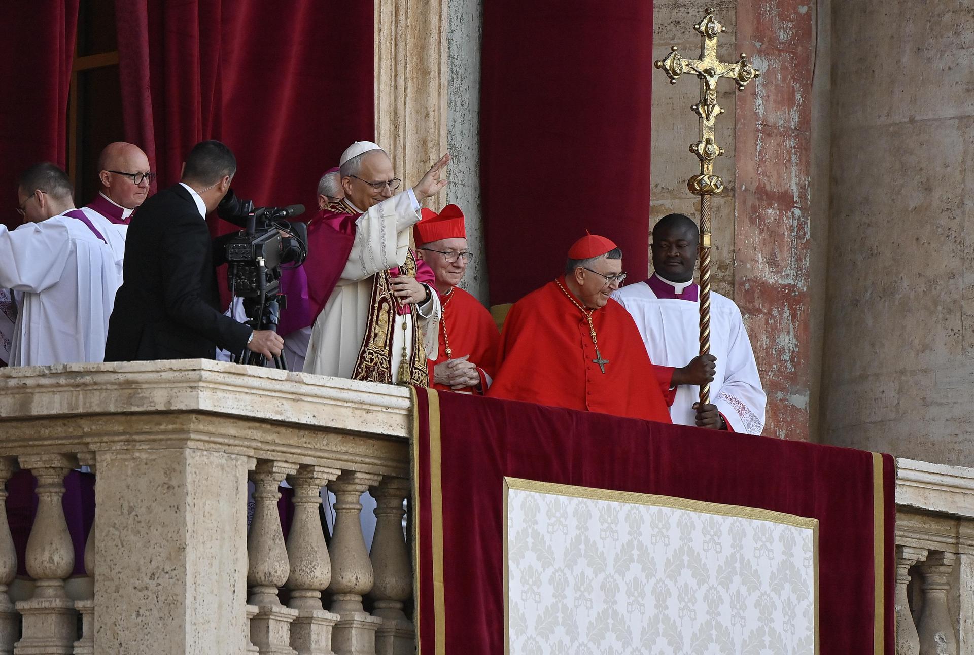 El recién elegido papa León XIV, el cardenal Robert Francis Prevost, saluda a los fieles desde la Basílica de San Pedro, Ciudad del Vaticano, el 8 de mayo de 2025. EFE/EPA/Riccardo Antimiani