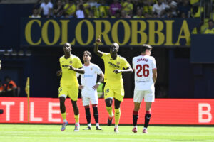 El centrocampista del Villarreal Pape Gueye (c) celebra tras anotar el segundo gol del equipo este domingo, durante el partido de la jornada 38 de LaLiga EA Sports, que Villarreal y Sevilla disputaron en el Estadio de la Cerámica. EFE/ Andreu Esteban