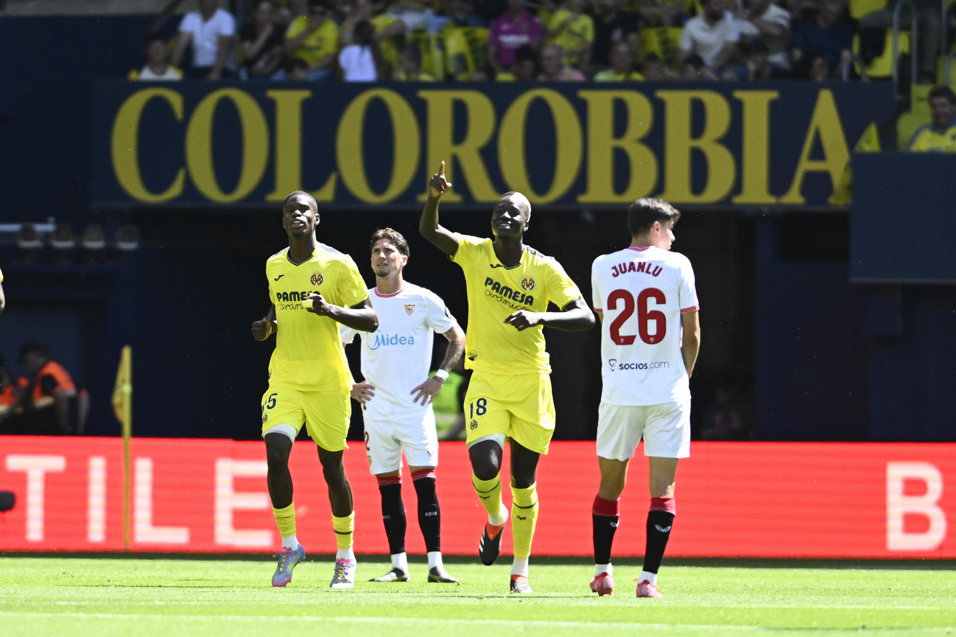 El centrocampista del Villarreal Pape Gueye (c) celebra tras anotar el segundo gol del equipo este domingo, durante el partido de la jornada 38 de LaLiga EA Sports, que Villarreal y Sevilla disputaron en el Estadio de la Cerámica. EFE/ Andreu Esteban