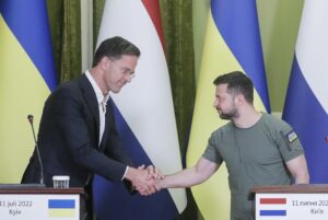 Foto archivo. Volodymyr Zelensky (R), Mark Rutte (L). EFE/EPA/SERGEY DOLZHENKO