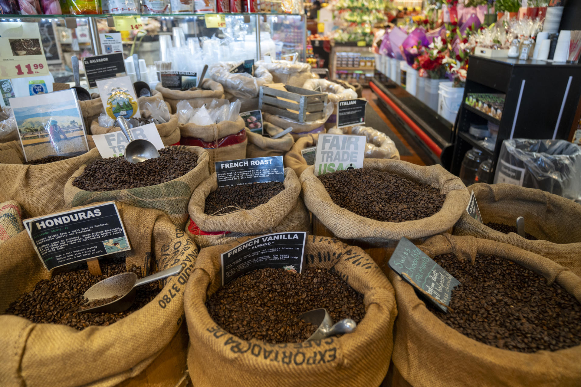 Fotografía de archivo de sacos de café en un supermercado en Queens, Nueva York (Estados Unidos). EFE/ Angel Colmenares