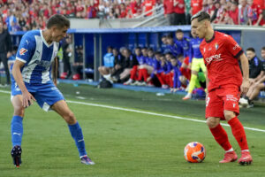 El defensa argentino del Alavés Nahuel Tenaglia pelea un balón ante el centrocampista del Osasuna Bryan Zaragoza (d) este sábado, durante el partido de la jornada 38 de LaLiga EA Sports, entre el Alavés y el Osasuna, en el estadio de Mendizorroza. EFE/ L. Rico