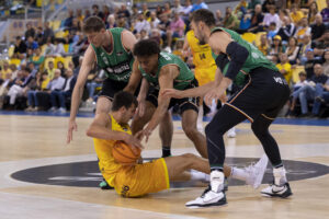 El alero argentino del Dreamland Gran Canaria Nico Brussino (c) controla la posesión ante varios rivales del Joventut durante el partido de Liga Endesa de baloncesto que se disputó en el Gran Canaria Arena. EFE/Quique Curbelo