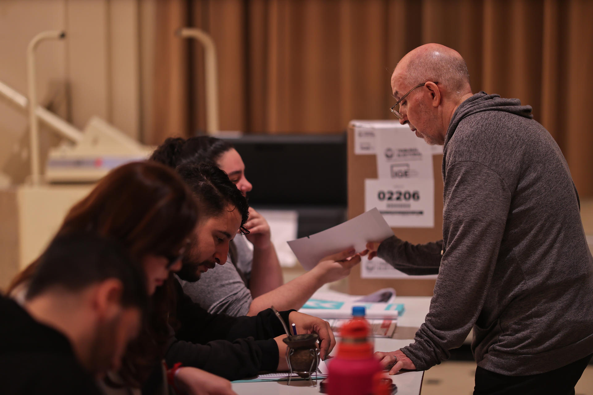 Varias personas en el interior de un colegio electoral este domingo en Buenos Aires. EFE/Juan Ignacio Roncoroni