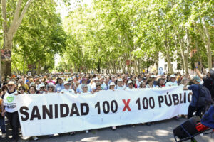 Manifestación que el colectivo Vecinas y Vecinos de los Barrios y Pueblos de Madrid ha convocado este domingo bajo el lema 'Salvemos nuestra sanidad pública', para defender una sanidad 100 % pública y para protestar contra los recortes. EFE/ Víctor Lerena