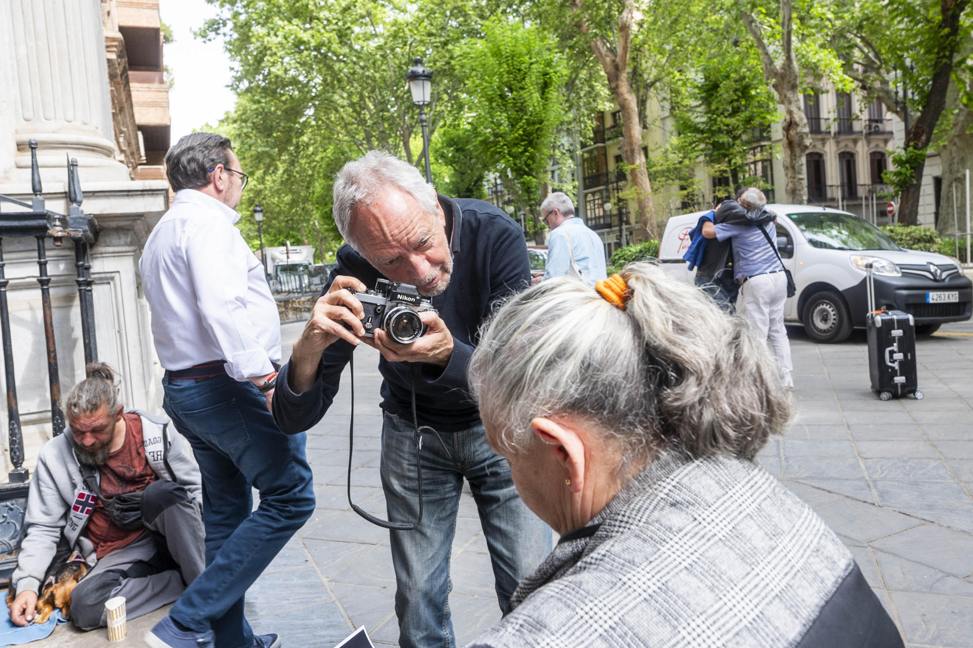 Juan Ferreras junto a una de sus protagonistas de la exposicion a pie de calle Músicos callejeros, limpiabotas, sintecho, indigentes, mimos y otros tantos habituales del imaginario urbano de cualquier gran ciudad conforman 'Los honorables', una exposición del fotoperiodista Juan Ferreras que ha sido reinaugurada en Granada más de 25 años después de su estreno. EFE/ Miguel Angel Molina