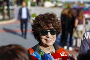 La actriz Adriana Ozores a su llegada a la capilla ardiente de su tío el cineasta Mariano Ozores, este miércoles en el tanatorio La Paz de Tres Cantos. EFE/ Rodrigo Jiménez