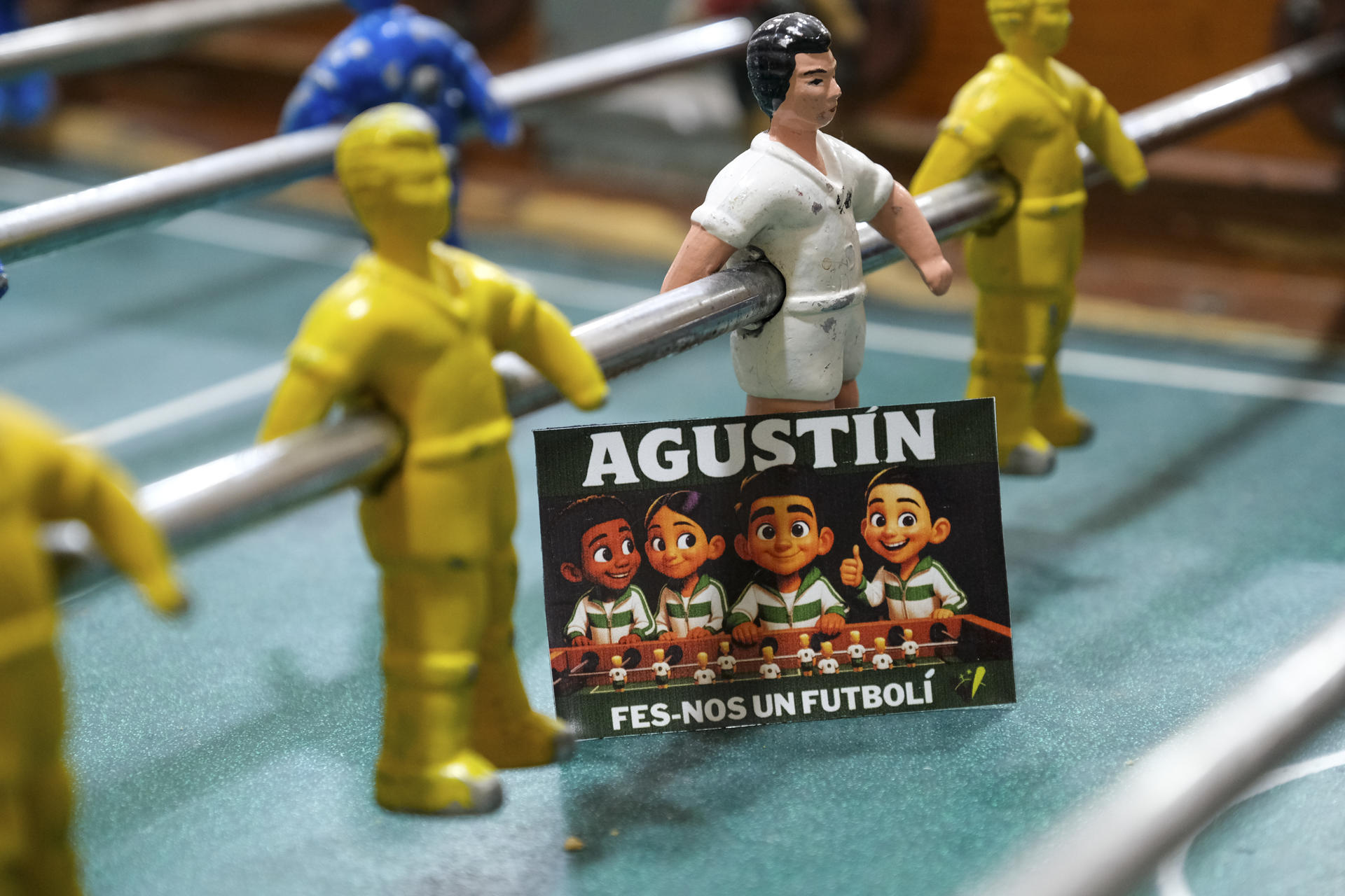 Imagen de la campaña 'Agustín, haznos un futbolín' que ha lanzado el Colegio Carmelitas de Alcoy (Alicante) para ayudar al único artesano que fabrica en la Comunitat Valenciana futbolines y que, con taller en Paiporta (Valencia), resultó gravemente afectado por la dana del 29 de octubre. EFE/Pablo Miranzo