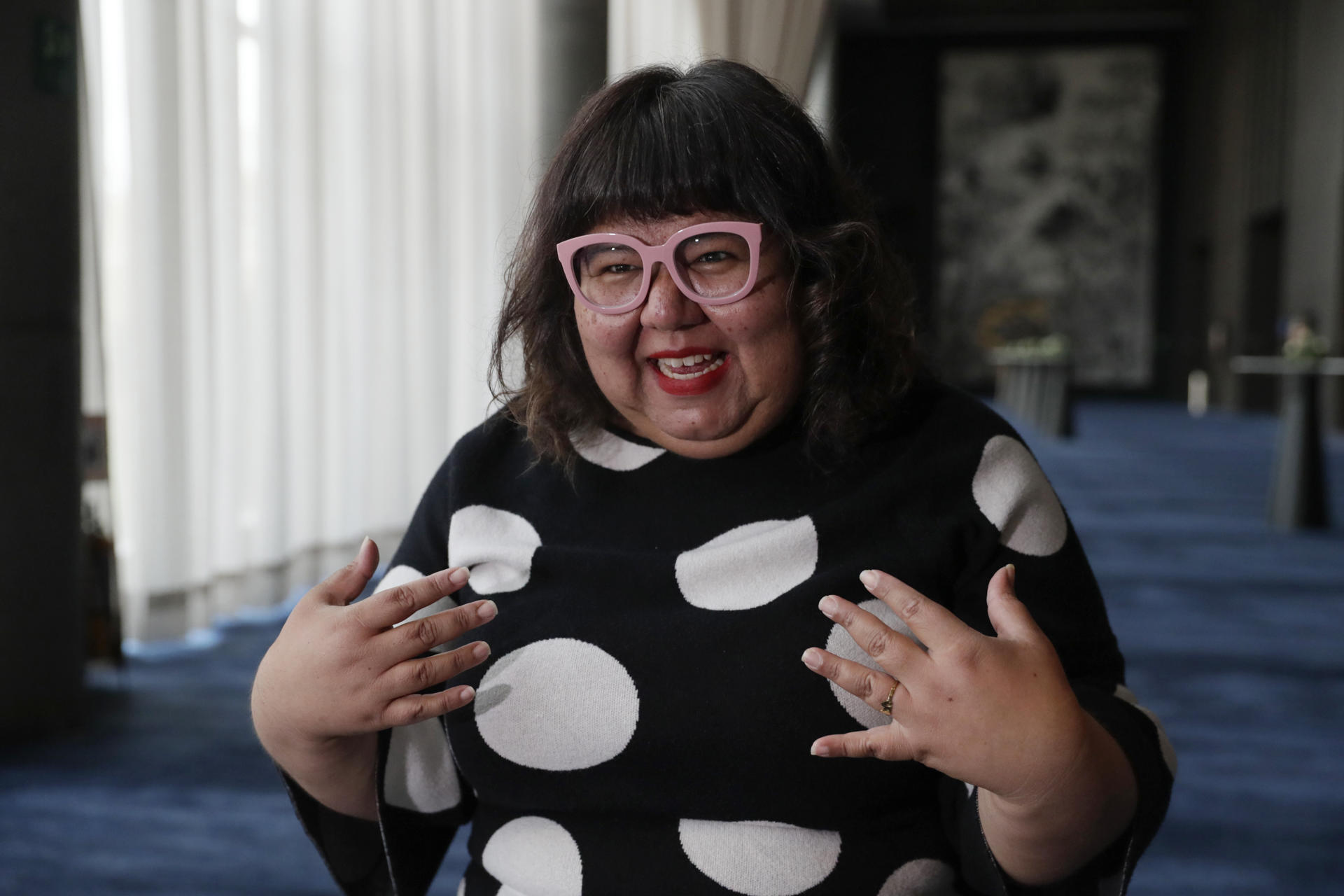 La escritora y activista estadounidense Virgie Tovar habla durante entrevista con EFE en Bogotá (Colombia). EFE/ Carlos Ortega