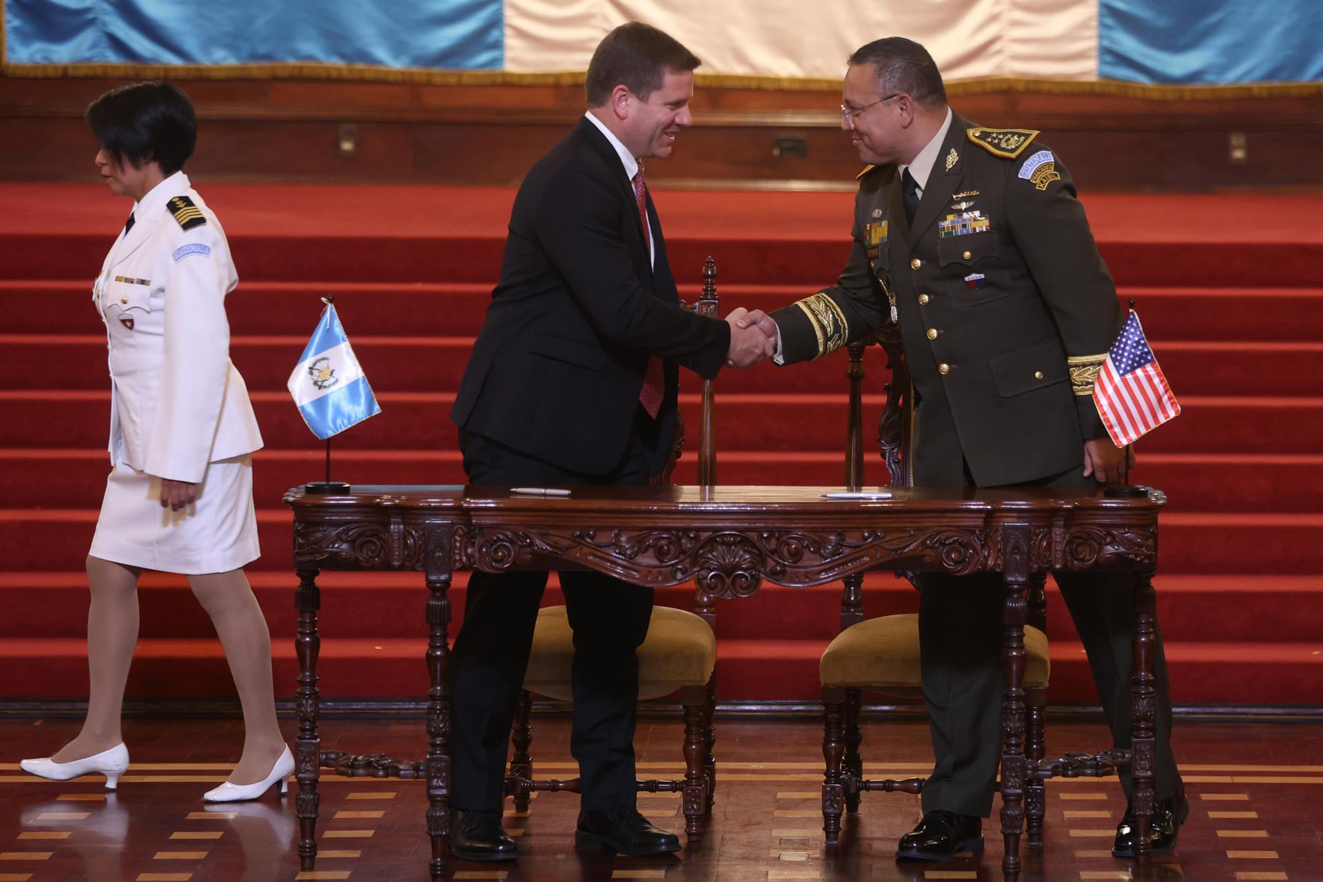 Henry Saenz Ramos (d), ministro de la Defensa Nacional en Guatemala, estrecha la mano de Adriel McConnell, gerente de programas para recursos hídricos en América Latina del USACE, durante la firma de un acuerdo este jueves, en Ciudad de Guatemala (Guatemala). EFE/ Mariano Macz