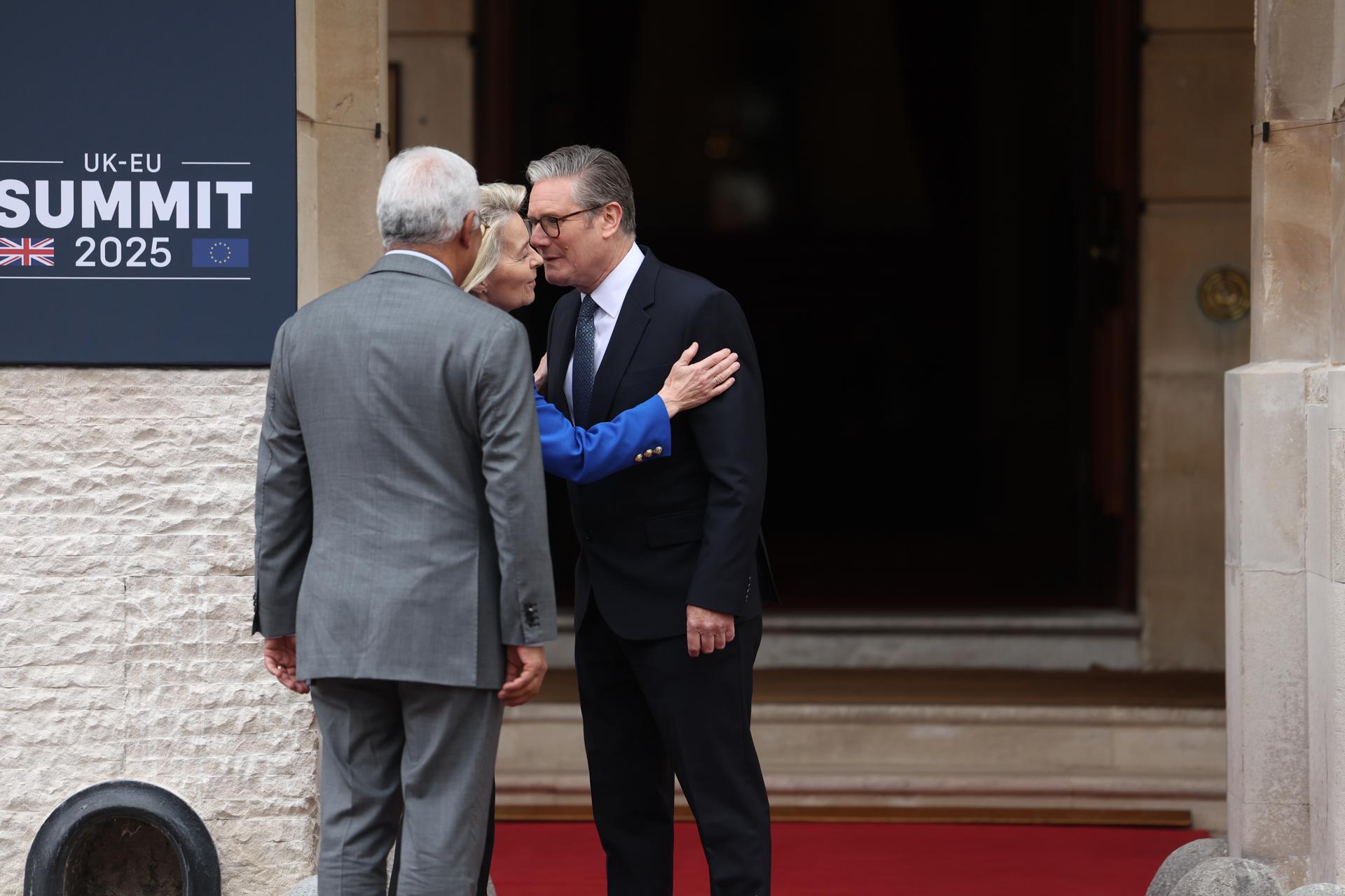 El primer ministro británico, Keir Starmer, el presidente del Consejo Europeo, António Costa, y la presidenta de la Comisión Europea (CE), Ursula von der Leyen. EFE/EPA/NEIL HALL / POOL