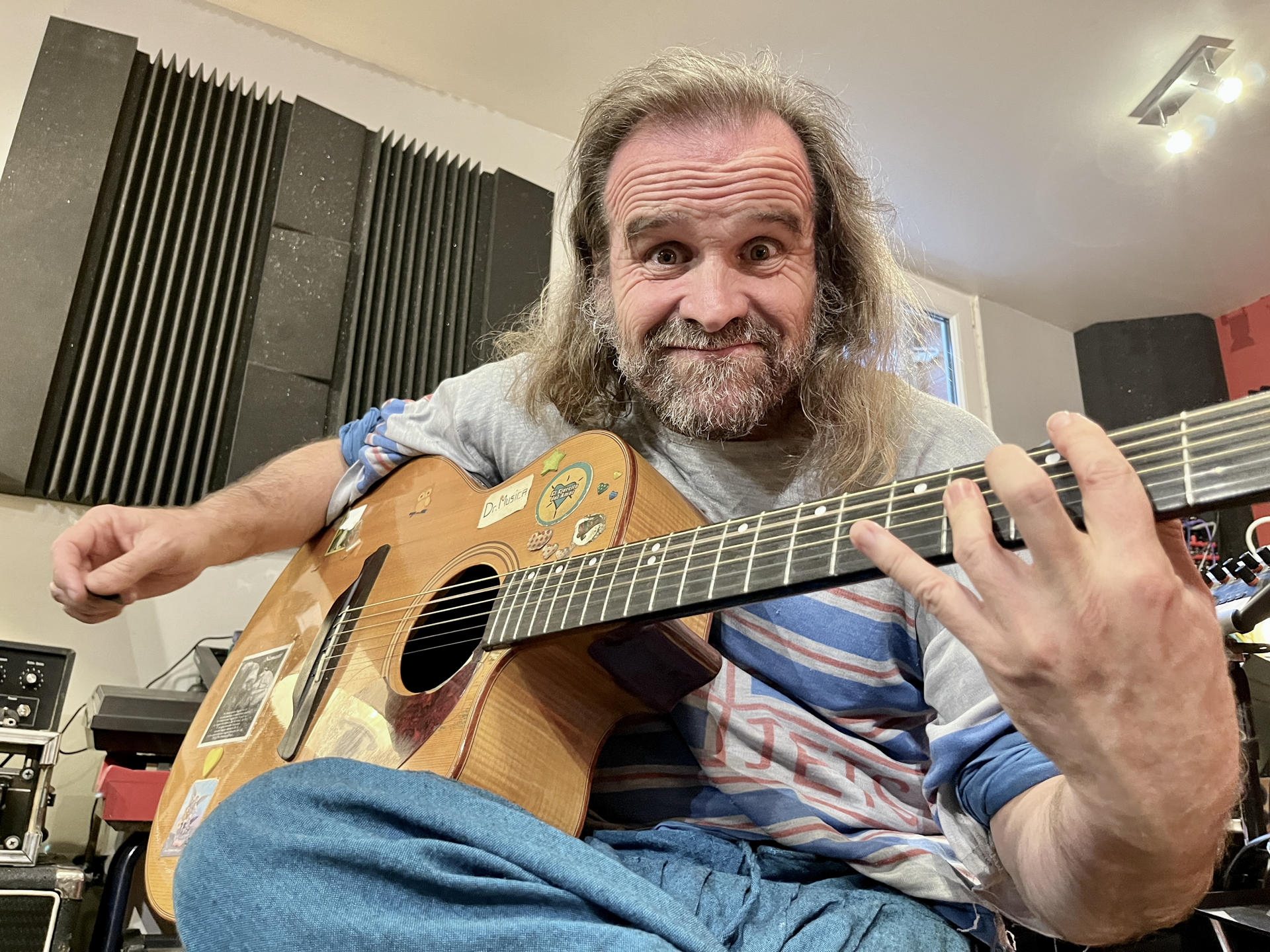 El artista Mario San Miguel ha puesto su música a favor de una campaña vecinal contra la construcción de una planta para producir biogás con purines en la localidad cántabra de Praves, dado el tamaño del proyecto, la posible afección al medioambiente y la cercanía a las viviendas del centenar de personas que allí residen. EFE/ Miguel Ramos