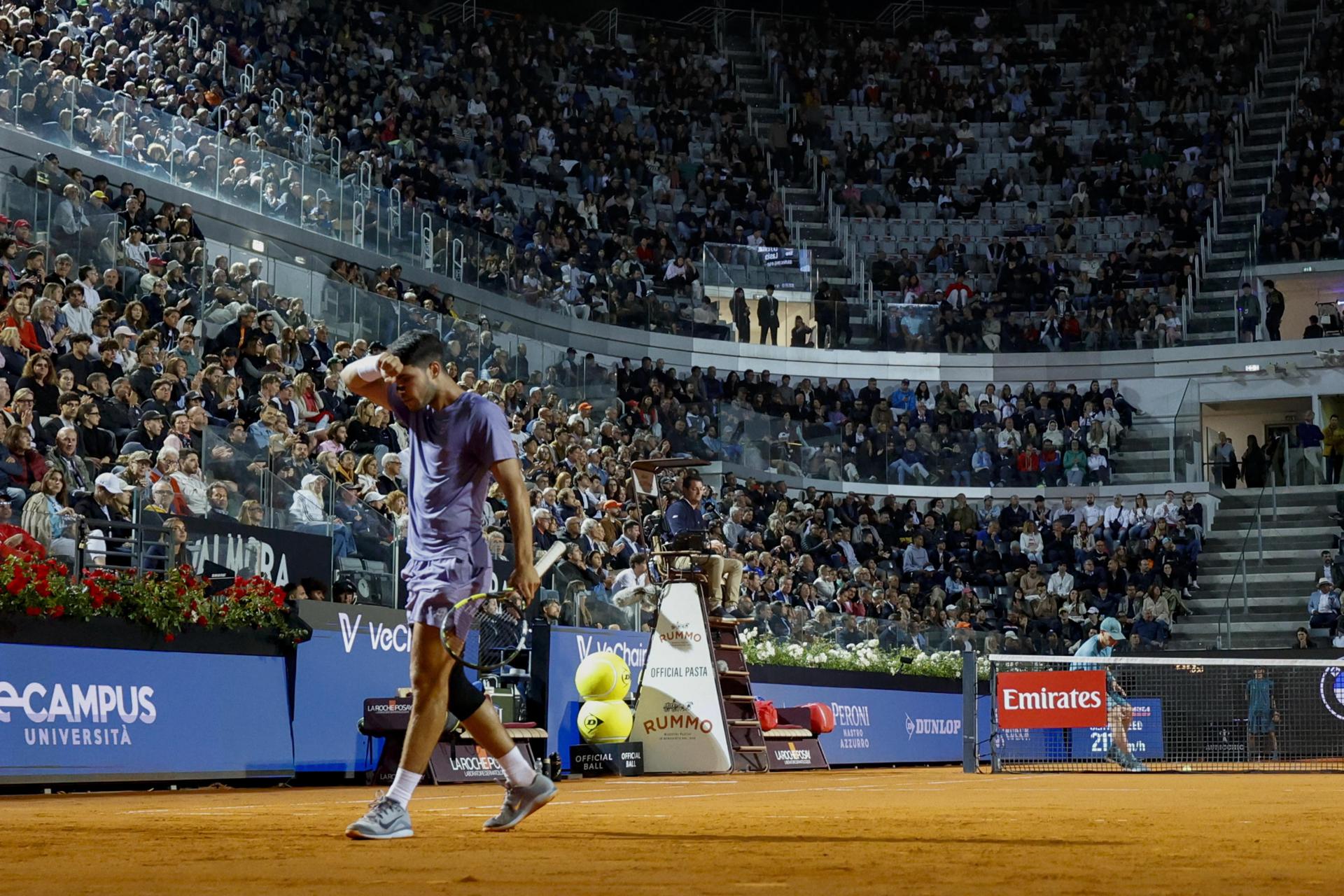 Carlos Alcaraz en su partido ante el serbio Laslo Djere en Roma, Italia. EFE/EPA/FABIO FRUSTACI