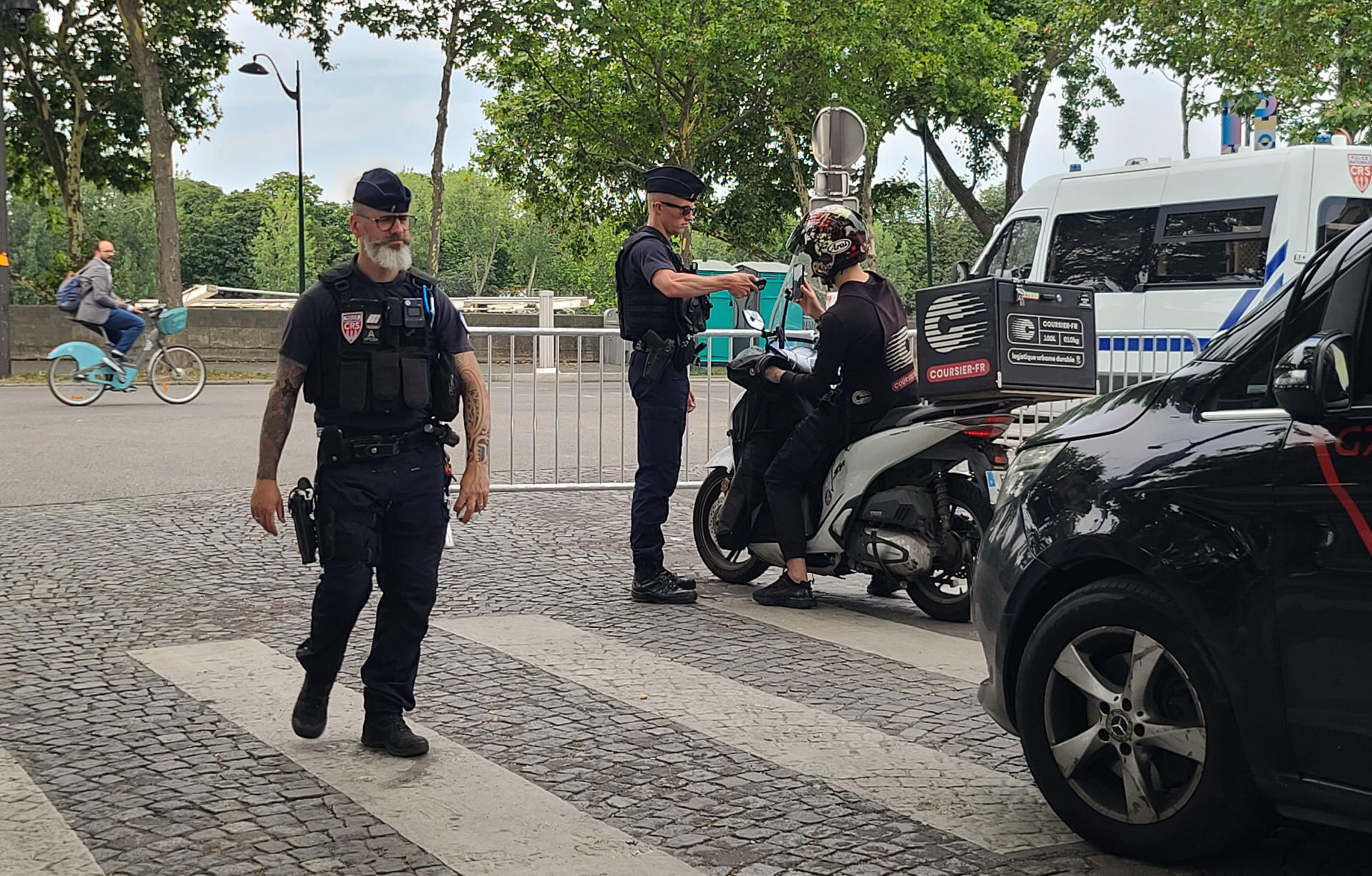 Foto de archivo del 18 de julio de 2024. Policías paran el tráfico y a peatones en las inmediaciones del río Sena en París. EFE/ Edgar Sapiña Manchado