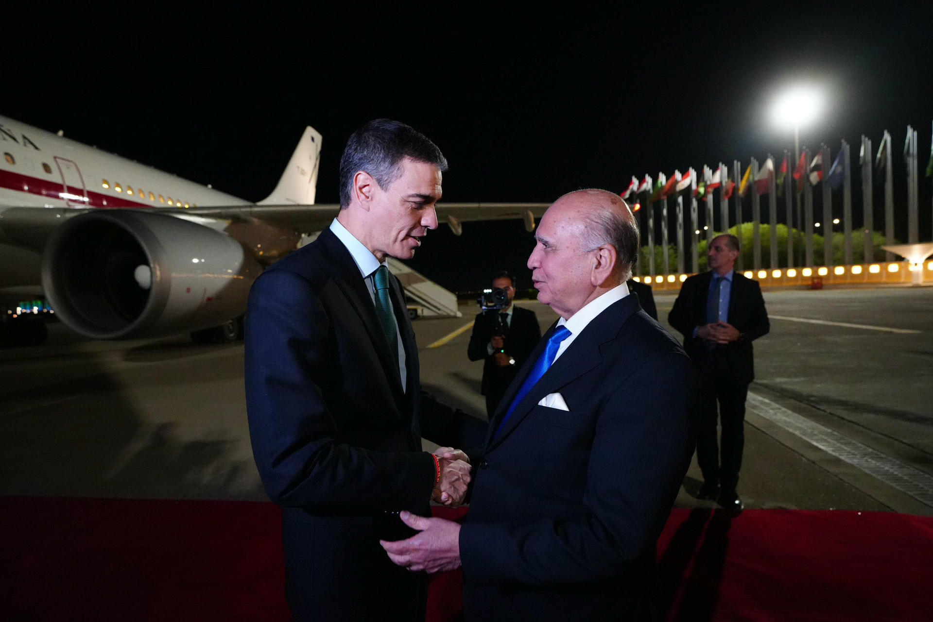 BAGDAD (IRAK), 17/05/2025.- El presidente del Gobierno español, Pedro Sánchez (i) es recibido por el ministro de Exteriores iraquí, Fuad Husein (d) a su llegada a Bagdad, donde participa como invitado de honor en la cumbre de la Liga Árabe. EFE/Oficina de Medios del Primer Ministro de Irak / SOLO USO EDITORIAL/SOLO DISPONIBLE PARA ILUSTRAR LA NOTICIA QUE ACOMPAÑA (CRÉDITO OBLIGATORIO)