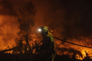 En la imagen de archivo, un bombero forestal trabaja en la extinción del incendio forestal cercano a Erosa, A Gudiña (Galicia, España). EFE/ Brais Lorenzo