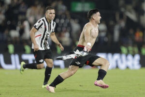 El delantero Lucas Sanabria celebra con su camiseta en la mano el gol agónico anotado en el minuto 94 con el que Libertad consolidó en el estadio asunceno La Huerta su liderato en la Liga paraguaya y la posibilidad de conquistar el título en la último jornada. EFE/ Juan Pablo Pino