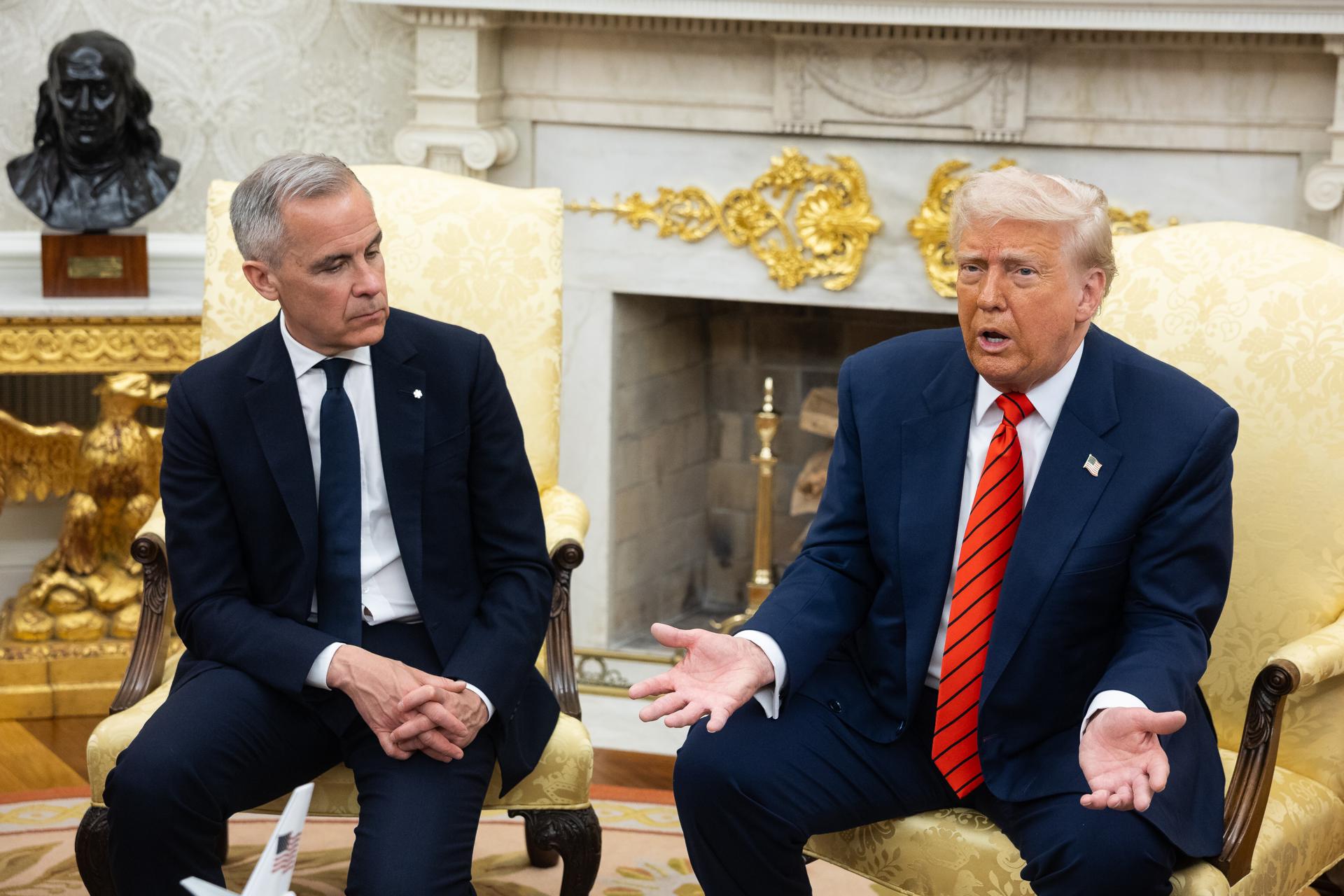 El presidente estadounidense, Donald Trump (D), y el primer ministro canadiense Mark Carney (I) se reúnen en el Despacho Oval de la Casa Blanca en Washington, DC, EE.UU., este 6 de mayo de 2025. EFE/EPA/FRANCIS CHUNG / POOL