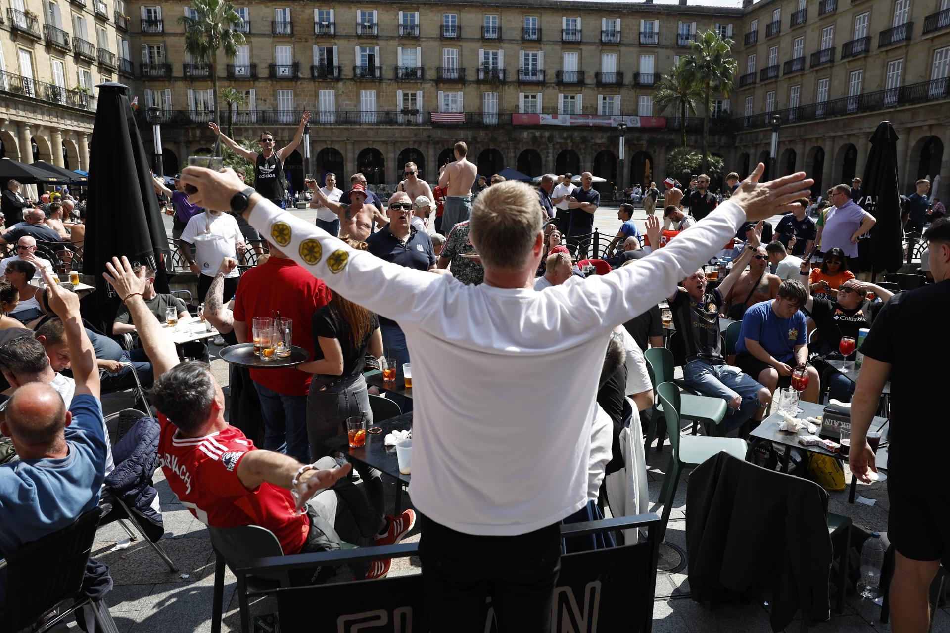 Aficionados del Manchester United se divierten en los bares de Bilbao la víspera de la final de la Europa League que enfrentará a su equipo contra el Tottenham en el estadio de San Mamés. EFE/ Miguel Toña