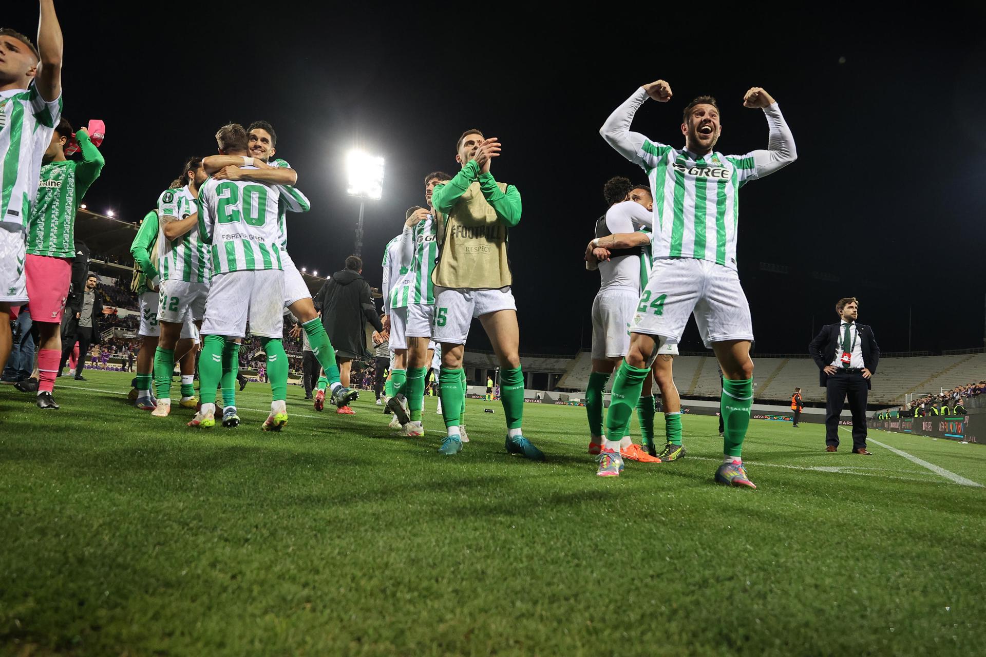 Los jugadores del Real Betis celebran su clasificación a la final de la Liga Conferencia, tras el partido de vuelta de las semifinales contra el Fiorentina. EFE/EPA/CLAUDIO GIOVANNINI