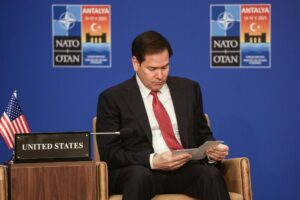 El secretario de Estado de EE.UU., Marco Rubio, durante la reunión informal de ministros de Exteriores de la OTAN, dirigida por el secretario general de la Alianza, Mark Rutte, este viernes, en Antalya. EFE/Erdem Sahin