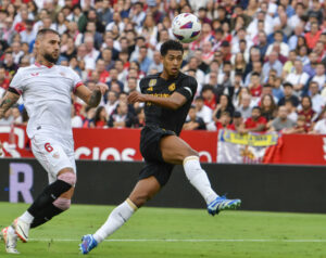 El delantero del Real Madrid Jude Bellingham (d) remata un balón ante Nemanja Gudelj, del Sevilla, durante un partido en el estadio Ramón Sánchez Pizjuán en foto de archivo de Raúl Caro. EFE
