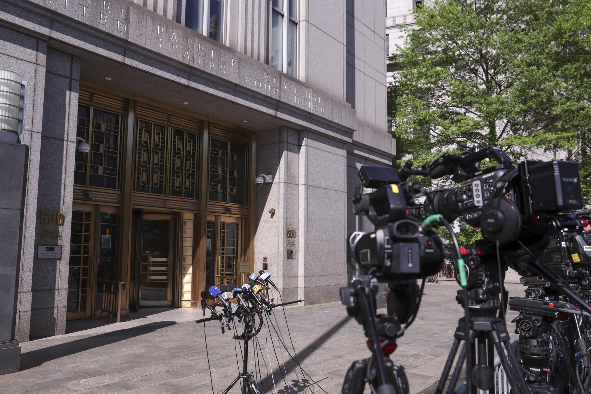 Equipos de medios se instalan afuera de un tribunal federal mientras continúa en Nueva York el juicio de Sean 'Diddy' Combs por cargos de trata de personas con fines sexuales, crimen organizado y prostitución. EFE/SARAH YENESEL